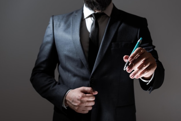 ペンを持って重要な情報を提示するビジネスマンスーツを着た男が鉛筆を手に重要なアナウンスを表示エグゼクティブが重要なメッセージを軽蔑する