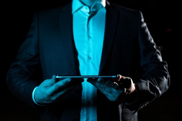 Бизнесмен держит планшет обеими руками и представляет важные данные человека в костюме, показывающем