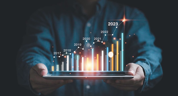 상인 분석 비즈니스 주식 시장 차트 개념에 대한 가상 증가 기술 그래프 및 위쪽 화살표가 있는 태블릿을 들고 있는 사업가