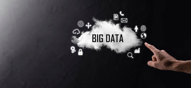 사업가는 BIG DATA라는 비문을 보유하고 있습니다. 자물쇠, 뇌, 남자, 행성, 그래프, 돋보기, 기어, 구름, 그리드, 문서, 편지, 전화 아이콘.