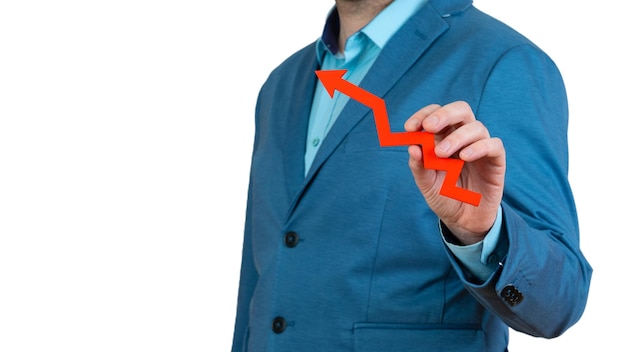 Бизнесмен держит диаграмму с красной стрелкой, указывающую вверх