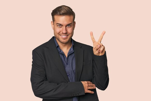Businessman in pak studio shot met nummer twee met vingers