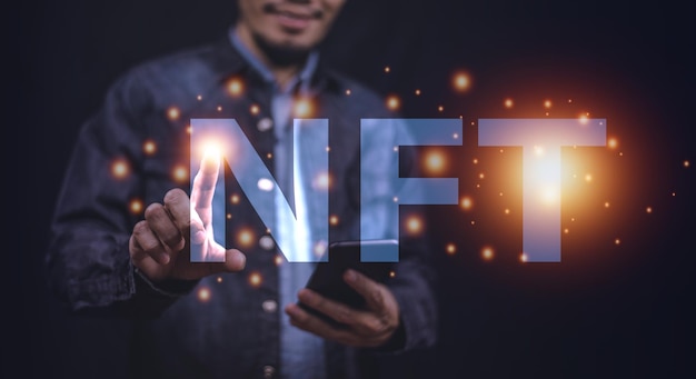 사업가 투자자는 미래를 위해 NFT NonFungible Token Cryptocurrency 디지털 자산에 투자합니다.