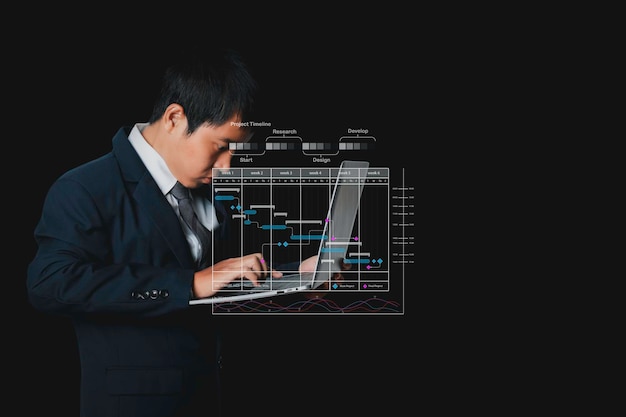 L'uomo d'affari sta navigando sul suo computer portatile piano d'azione strategia aziendale sullo schermo virtuale