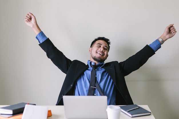 Foto un uomo d'affari è felice quando finisce di lavorare prima del tempo.