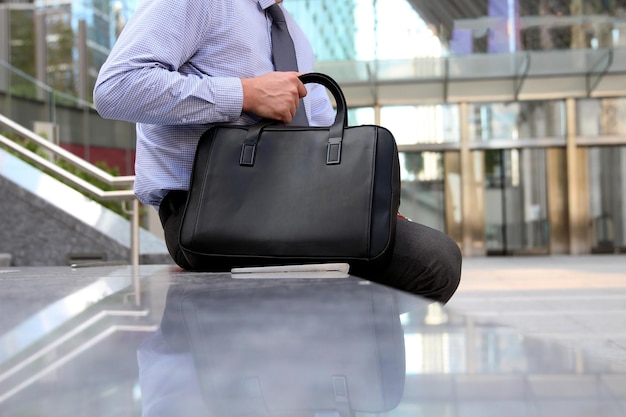 Photo businessman is waiting for his interviw outside