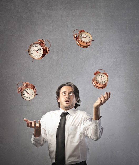 Photo businessman juggling with time