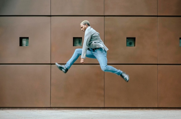 写真 喜びのためにジャンプするビジネスマン