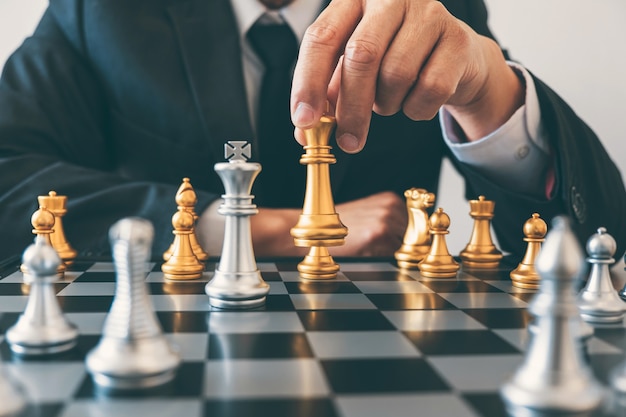 写真 チェスをしているビジネスマンのリーダーシップとクラッシュについての思考戦略計画は反対のチームを転覆させ、開発は企業の成功を分析します。