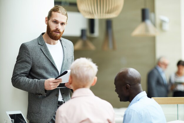 Photo businessman leading training seminar