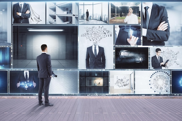 Бизнесмен смотрит на абстрактную галерею бизнес-картин Концепция технологий и инноваций