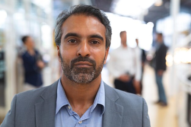 Photo businessman looking at camera in a modern office