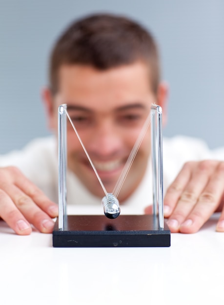 Photo businessman looking at pendulum balls