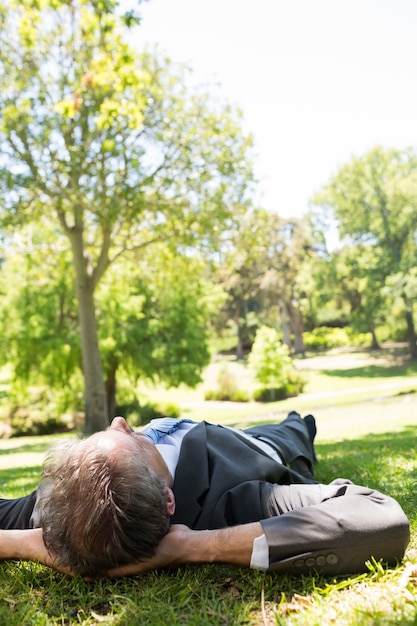 Foto uomo d'affari che si trova nel parco