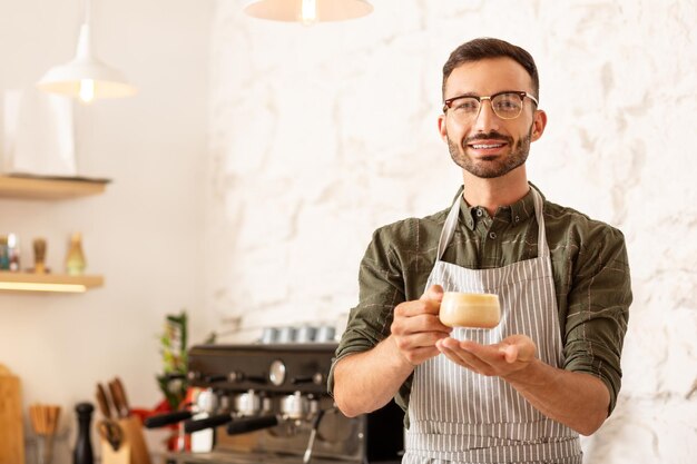 自分の喫茶店でコーヒーを作るビジネスマン