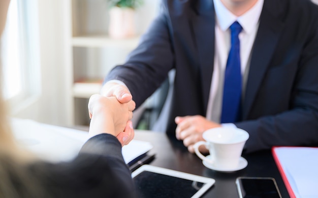 Uomo d'affari che fa la stretta di mano nella stanza dell'ufficio