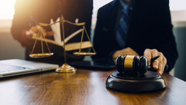 ビジネスマンと男性の弁護士または裁判官は、クライアントの法律および法律サービスの概念とチームミーティングを行うことを相談します