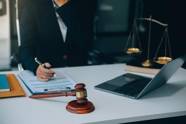사업가 및 남성 변호사 또는 판사 컨설팅 고객과 팀 회의 법률 및 법률 서비스 개념