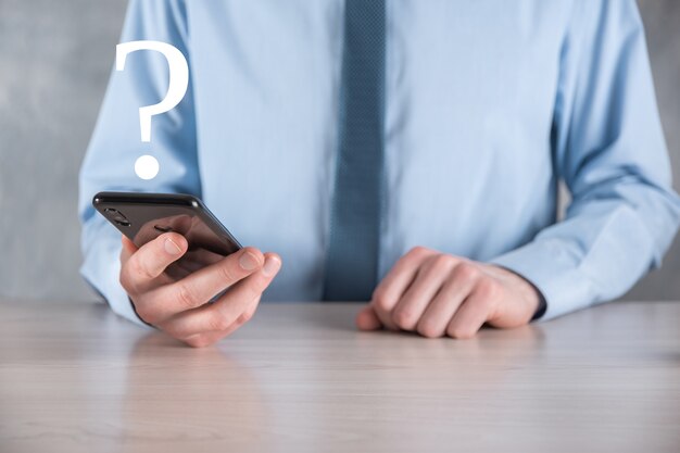 사업가 남자 손 잡고 인터페이스 물음표 기호 웹. 온라인으로 질문, FAQ 개념, 무엇을 언제 어디서 어떻게, 인터넷에서 정보를 검색하십시오.