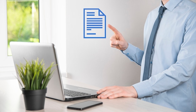Бизнесмен мужчина держит значок документа в руке Концепция технологии Интернет бизнеса системы данных управления документами. Система управления корпоративными данными DMS