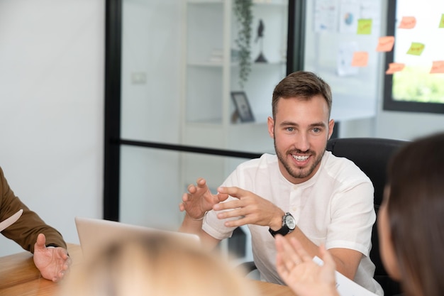 Foto uomo d'affari che incontra una strategia di pianificazione aziendale con un collega del team di marketing nell'ufficio della sala riunioni