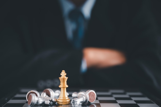Бизнесмен двигает шахматы рукойКонцепция стратегического планирования об ошибках свергает команду противника