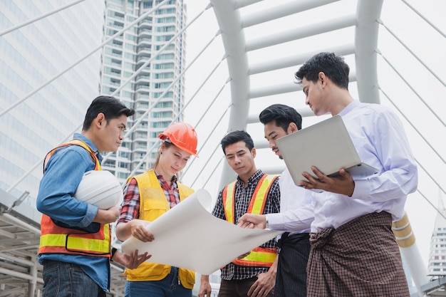 Imprenditore myanmar incontro ingegnere gruppo parlando progressione del progetto