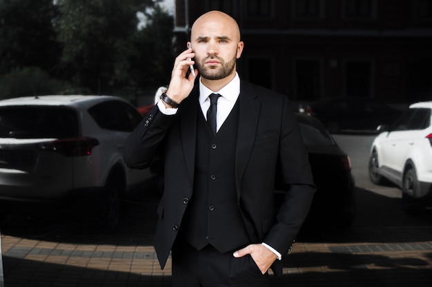 Photo businessman near the office talking on the phone