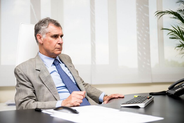 Photo businessman in a office