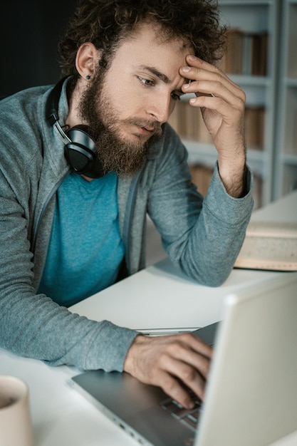 Il proprietario del negozio online dell'uomo d'affari analizza come aumentare le vendite migliorando la strategia di vendita aziendale...