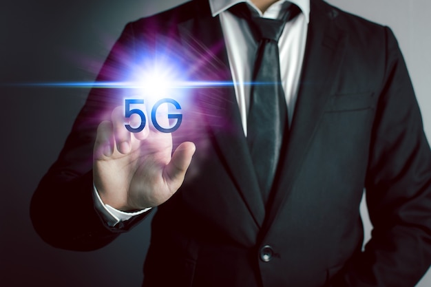 사업가들은 혁신적인 기술 5G를 사용하고 있습니다. 혼합 미디어, 디지털 개념 및 세계 연결.