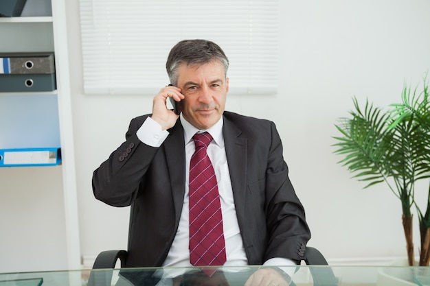 Foto uomo d'affari telefonando nel suo ufficio