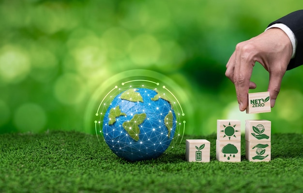 사업가는 지속 가능한 넷제로 에너지 개념을 통해 ESG 및 탄소 감소에 대한 녹색 비즈니스 약속을 상징하는 스택 큐브 위에 넷 제로 큐브를 배치합니다.