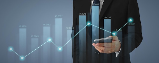 Crescita del grafico del piano dell'uomo d'affari e aumento degli indicatori positivi del grafico sullo smartphone