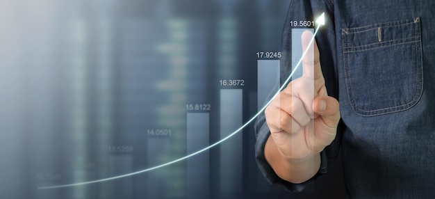 Crescita del grafico del piano dell'uomo d'affari e aumento degli indicatori positivi del grafico