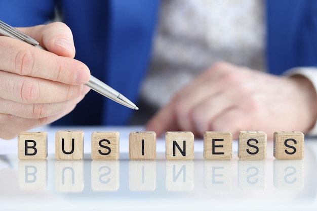 Фото Бизнесмен планирует развитие бизнеса и составляет концепцию бизнес-инвестиций бизнес-плана
