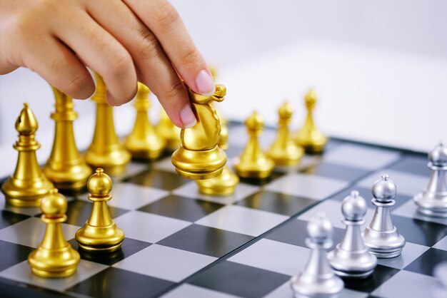 Бизнесмен играет с концепцией управления успехом в шахматной игре бизнес-стратегии и тактической задачи