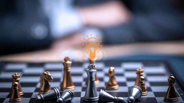 Фото Бизнесмен, играющий в шахматы, думает о решении проблем, планировании бизнес-конкуренции, командной работемеждународные шахматные идеи и концепция конкуренции и стратегии успеха в бизнесестратегическая концепция