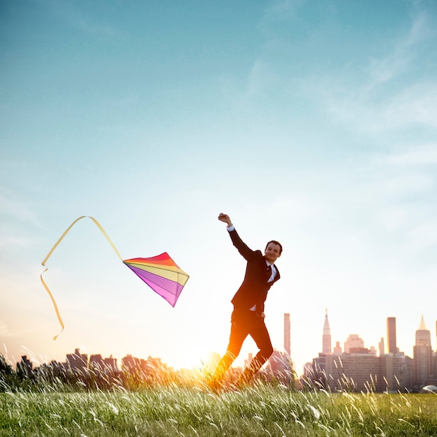 Foto concetto di rilassamento di stile di vita di playing kite dell'uomo d'affari