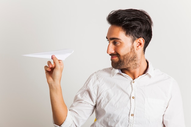 Foto uomo d'affari che gioca con il piano di carta