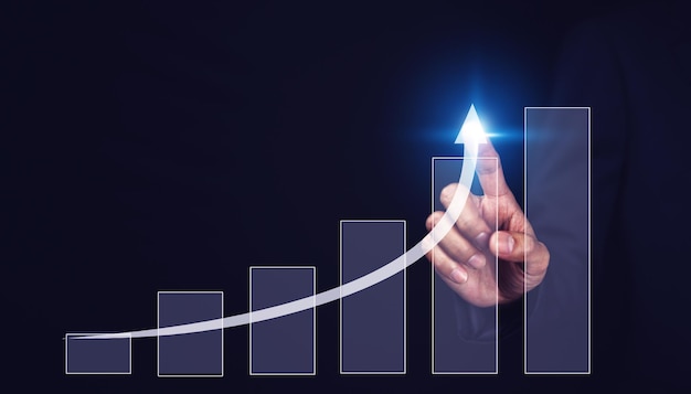 Imprenditore che indica la freccia del grafico del piano di crescita futura aziendale sviluppo aziendale verso il successo e il concetto di crescita crescente