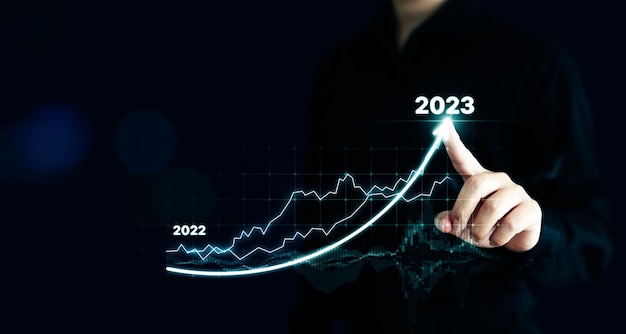 Foto uomo d'affari che punta la freccia grafico piano di crescita futura aziendale sviluppo del business verso il successo e la crescita crescente anno 2022 al 2023 concetto