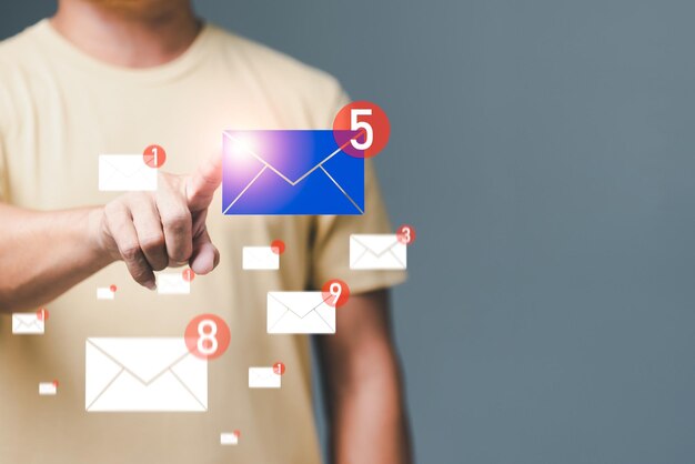 Foto uomo d'affari che indica un'icona di newsletter online concetto di email marketing