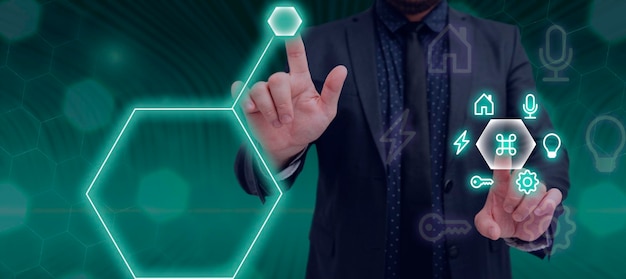 두 손가락으로 S를 가리키고 중요한 메시지를 제시하는 사업가는 새로운 데이터를 표시하는 중요한 정보를 보여주는 양복을 입은 남자를 보여줍니다.