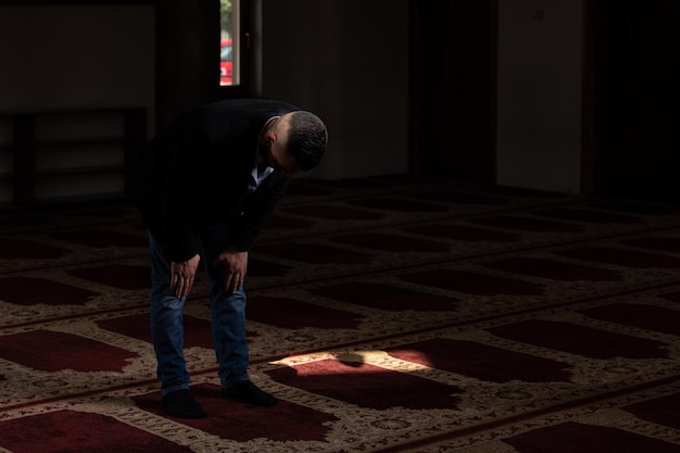 Photo businessman prayer at mosque