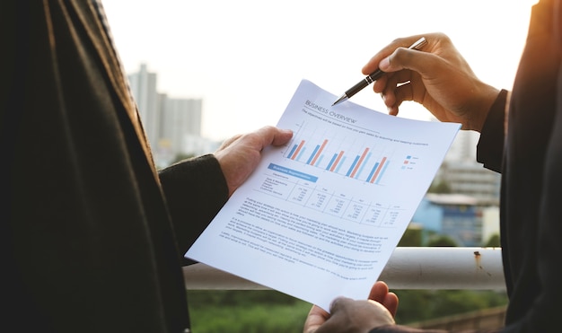 Photo businessman presenting a business overview