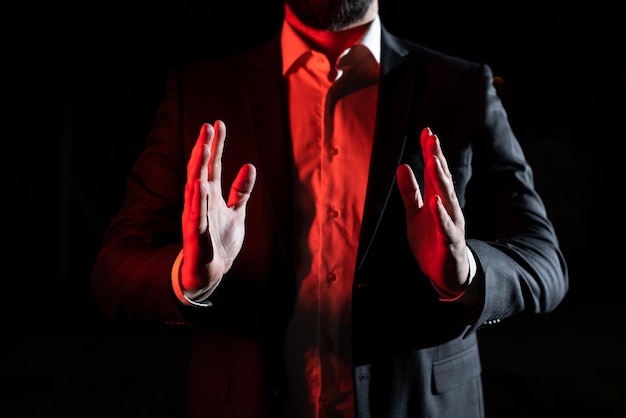 Бизнесмен представляет важную информацию между руками мужчина в костюме показывает важные обновления