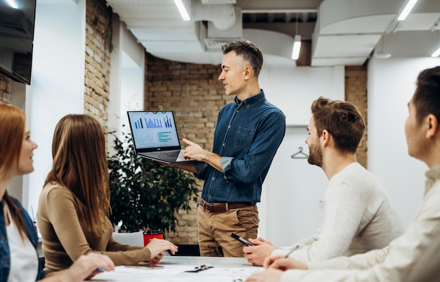 Photo businessman presenting a project in a meeting