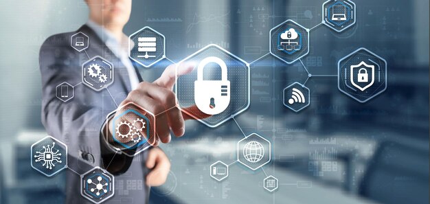 ビジネスマンが仮想スクリーンでサイバーセキュリティのボタンを押します