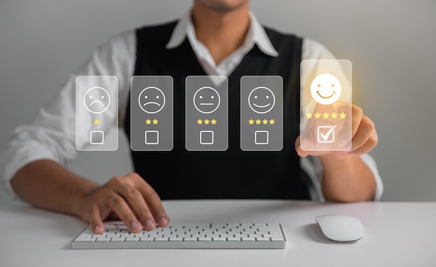 Uomo d'affari che preme la valutazione dell'emoticon del viso sul touch screen virtuale per l'esperienza di servizio servizio clienti e concetto di soddisfazione